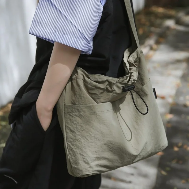 حقيبة حمل أنيقة مترهلة للنساء مع صورة ظلية غير منظمة ومواد جلدية ناعمة زبدانية