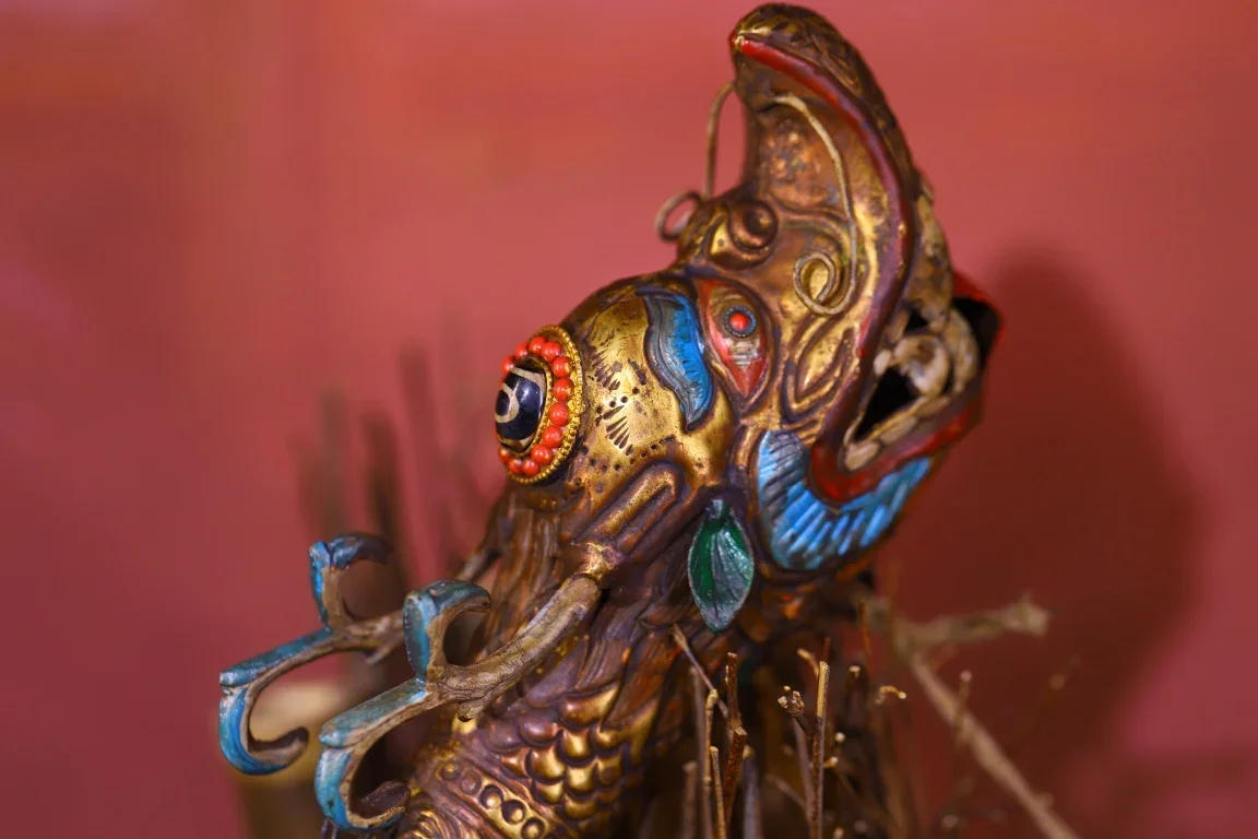 

20 "Непалская народная старая бронзовая роспись мозаика драгоценный камень gZi бусины ракушка китайская голова дракона кенлинг рог Будды городской дом