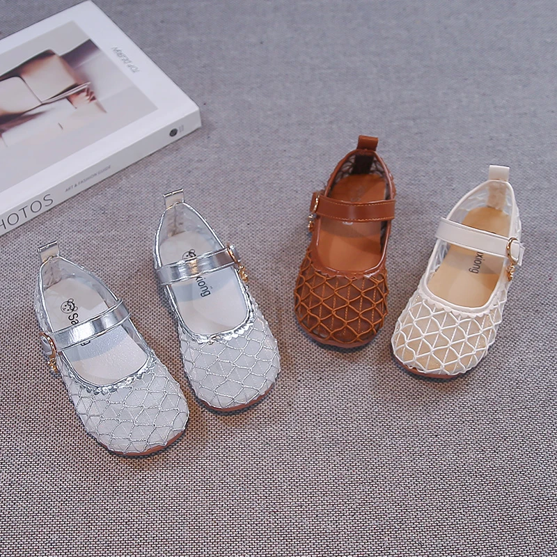 

Детские сандалии однотонные универсальные для девочек, повседневные, на плоской подошве, с мягкой нескользящей подошвой, новинка 2026 года, модные детские сетчатые туфли