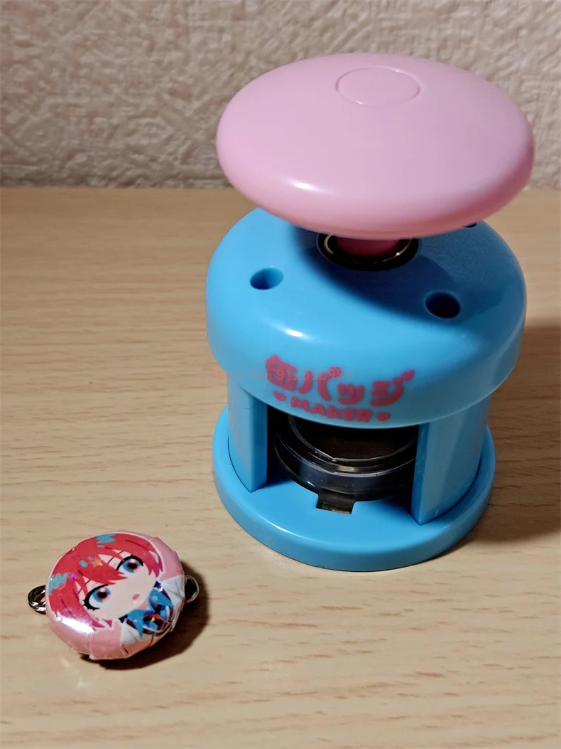 Em estoque brinquedos espíritos mini fabricante de crachá pode fazer mini emblemas anime figura brinquedos presente série modelo ornamentos