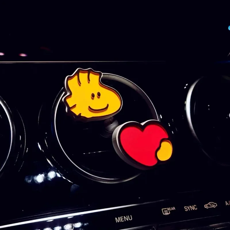 Snoopy-Colgante de Perfume para coche, ambientador de fragancia para mujer, botella difusora de Perfume de vidrio vacío de dibujos animados, decoración de aromaterapia