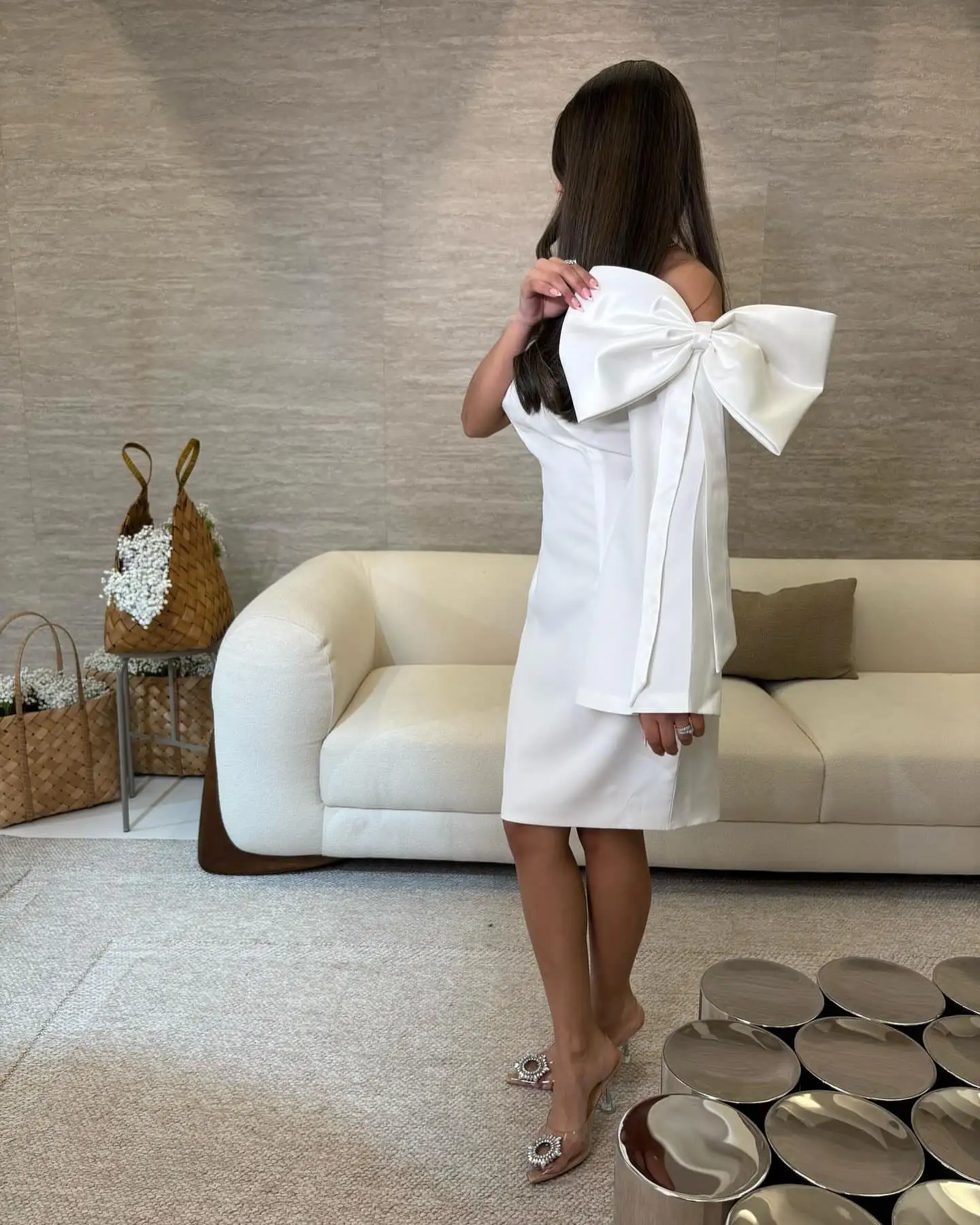 Meetlove بدون حمالات بكتف واحد غمد طول قصير فساتين لحضور الحفلات الموسيقية بسيطة أنيقة كاملة الأكمام بسيطة فساتين مناسبة بيضاء القوس 2025