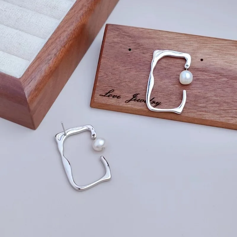 

Simple and Stylish Geometric Pearl Stud Earrings, Exaggerated Design, Silver Needle Earrings, High-end Retro Autumn and Winter E