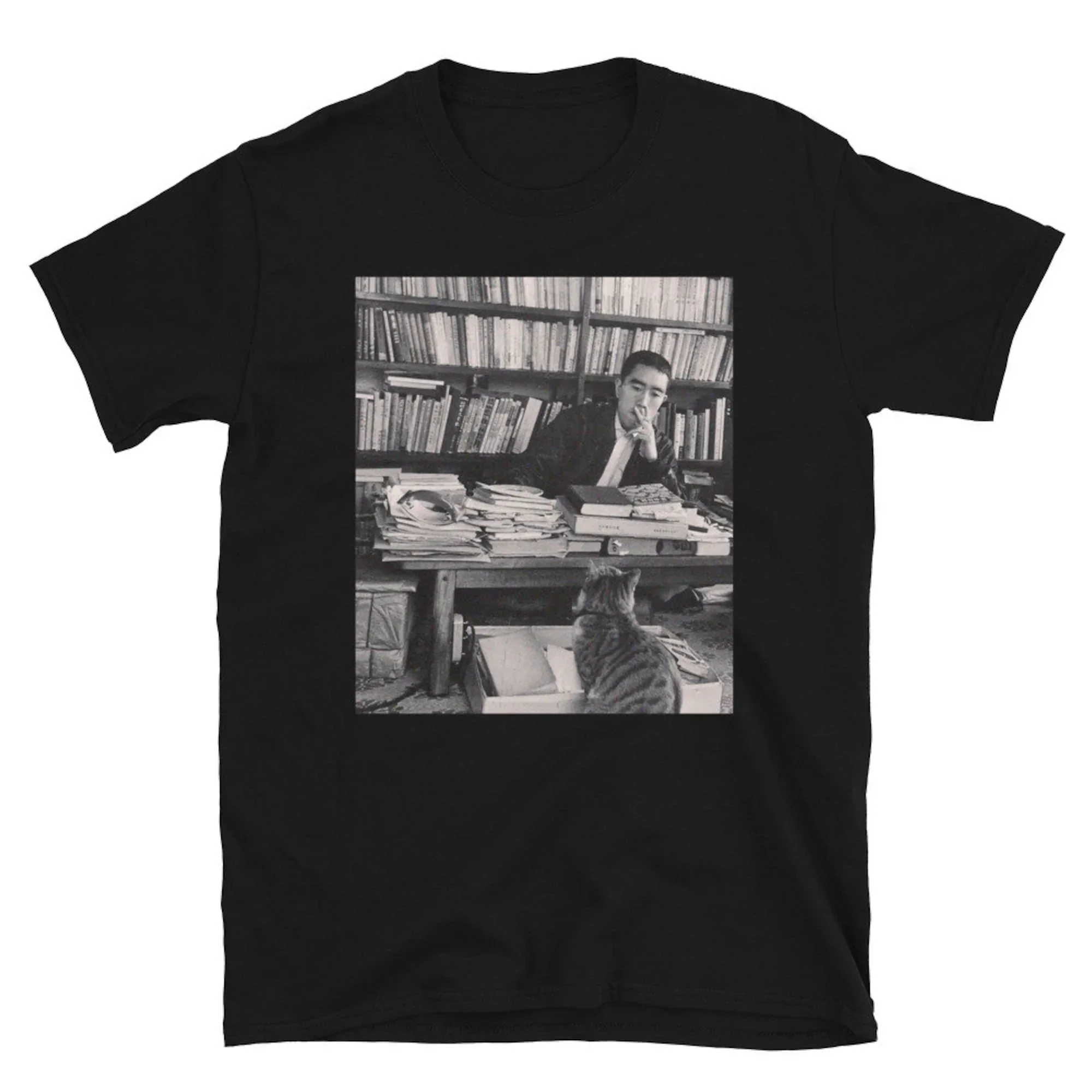 Yukio Mishima mit seinem Katzen-T-Shirt