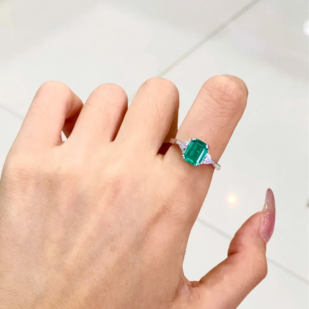 

Новое серебро S925, классическое кольцо с тремя камнями, инкрустация 6*8, прямоугольное, 1,75 карата, зеленое модное кольцо, ювелирные изделия для свадьбы