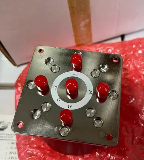 SP4T-0A-18A-TC002 Радиочастотный коаксиальный переключатель, управляемый напряжением (электронное управление) Однополюсный четырехпозиционный коаксиальный переключатель