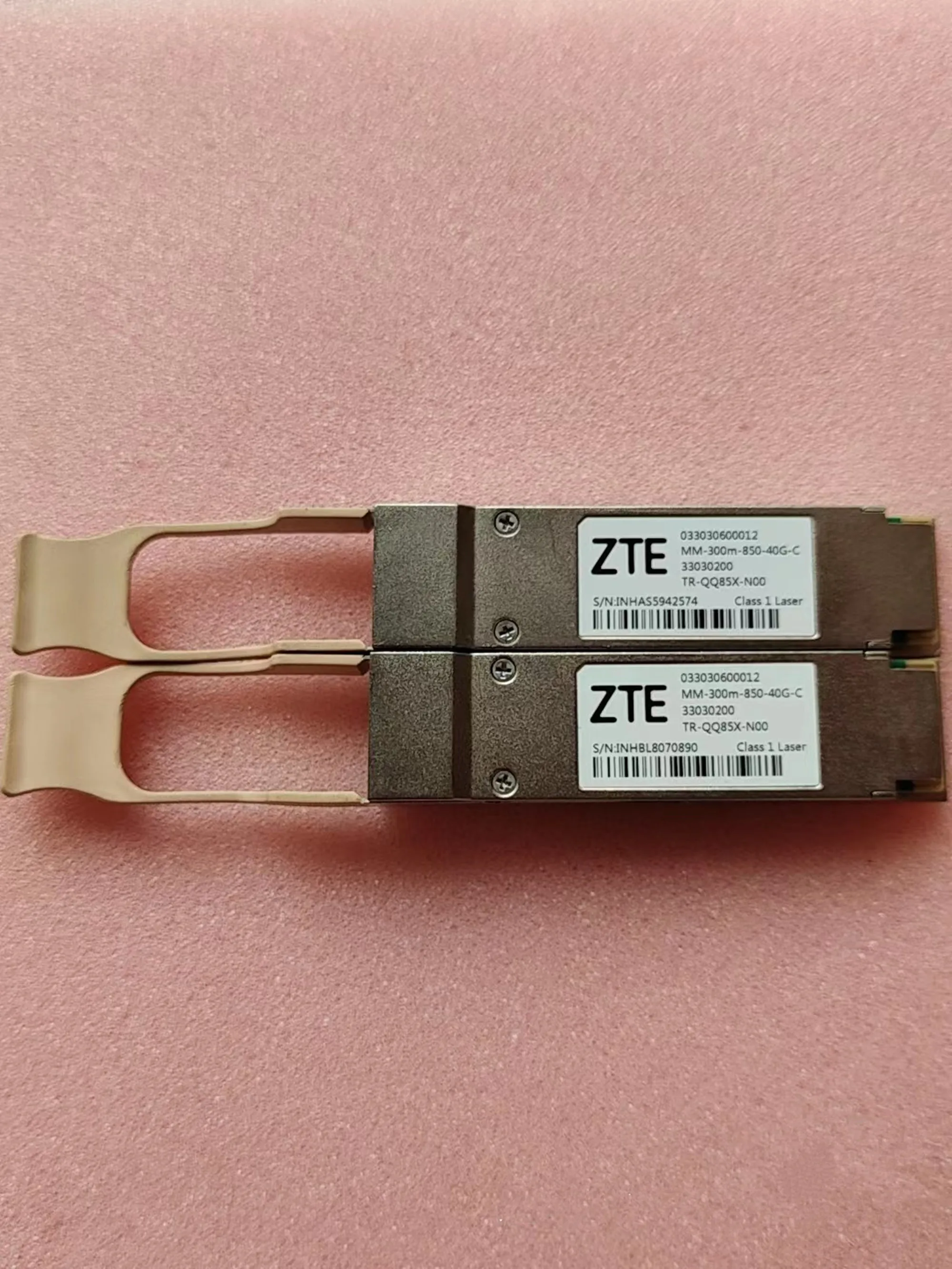 ตัวรับส่งสัญญาณไฟเบอร์ QSFP 40GB ZTE 300M 033030600012mm-300M-850-40G-C MPO 40G QSFP