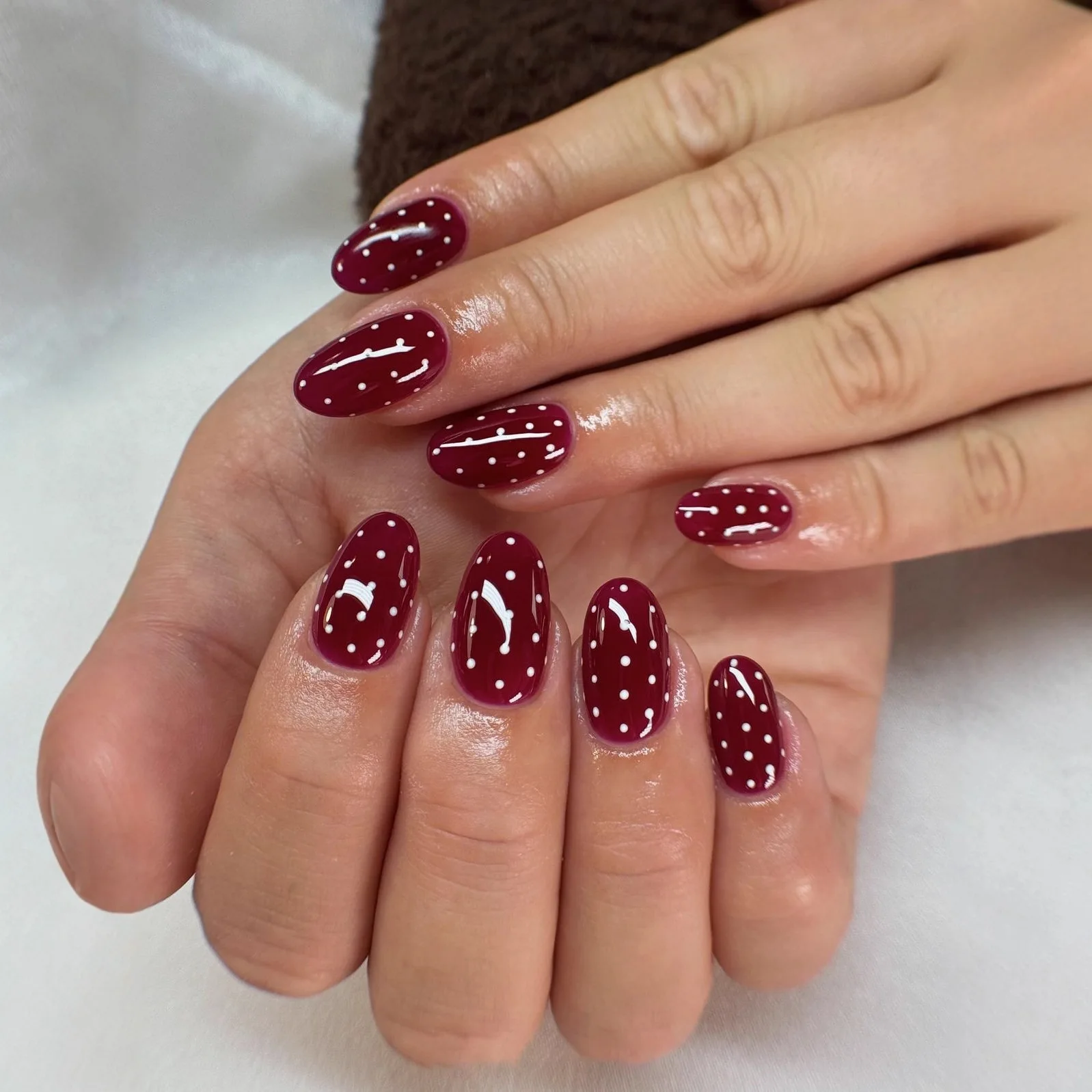 Kurze mittelgroße künstliche Nägel für Damen und Mädchen, modischer Polka Dot, braun, rot, weiß, blau, quadratische Mandel-französische Tipps zum Aufdrücken der falschen Nagelkunst