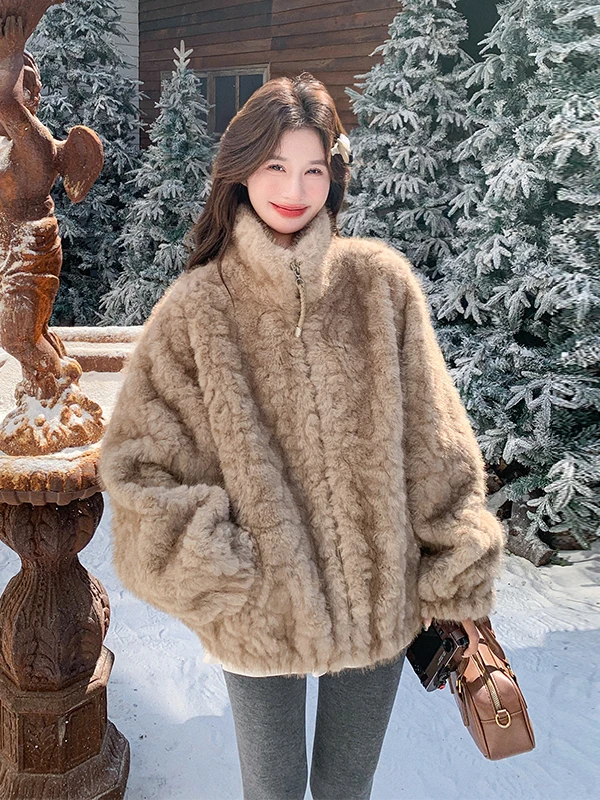 Damska kurtka z ciepłego futra jagnięcego, nowoczesny, luźny krój, zapinana na zamek, stójka, płaszcz ze skóry ekologicznej i futra.