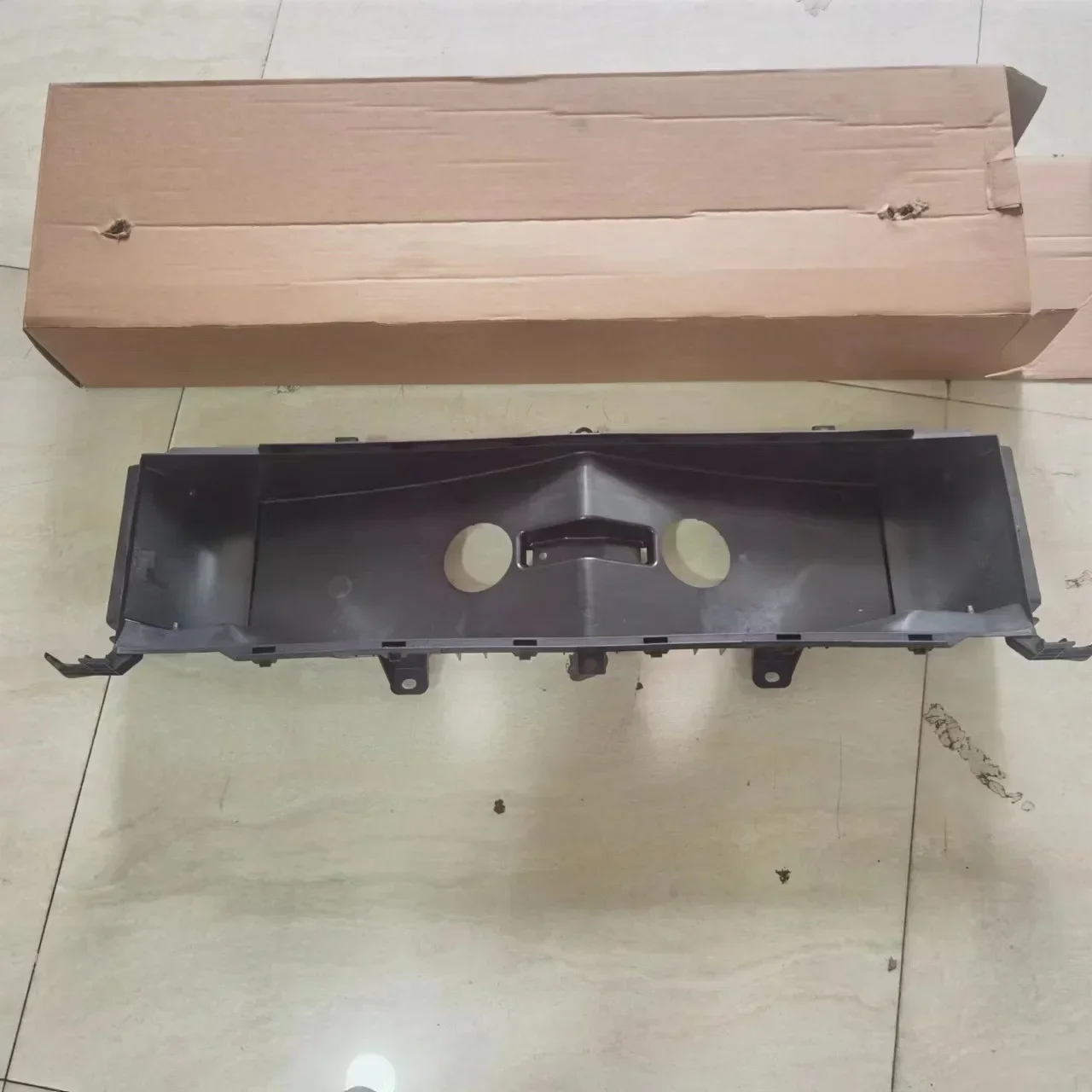 Suitable For Tesla Model S Wind Collecting Cover 1058073-00-B Car Accessories 1058073 1007261 OEM   Front Bumper Air Duct Center