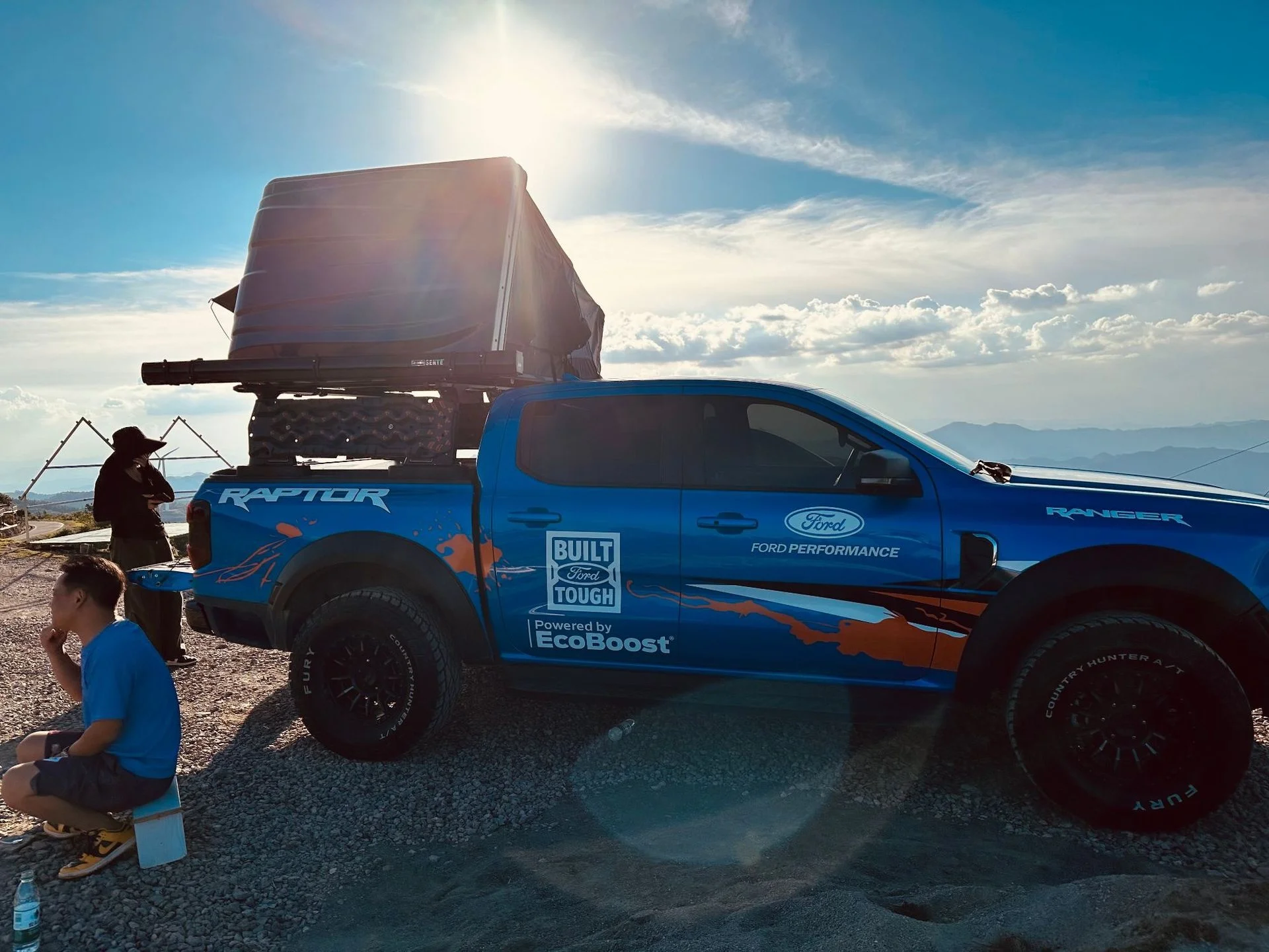 

Rapid-Deploy Hard Shell Roof Top Tent for SUV Camping