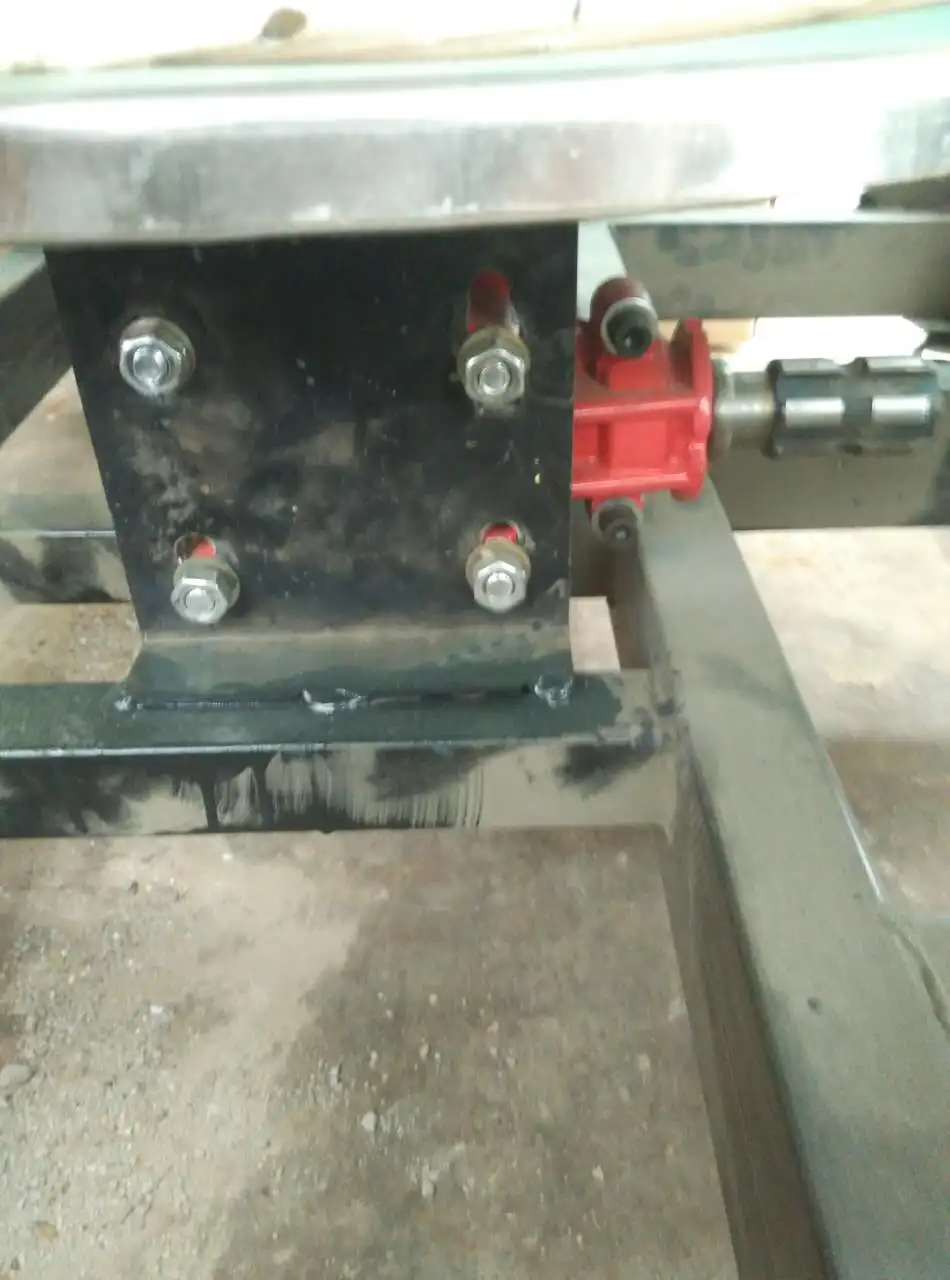 2025 Fornitore cinese Trattore su larga scala Spalmatore di fertilizzanti montato posteriore Lanciatore di fertilizzanti con secchio in plastica di grande capacità