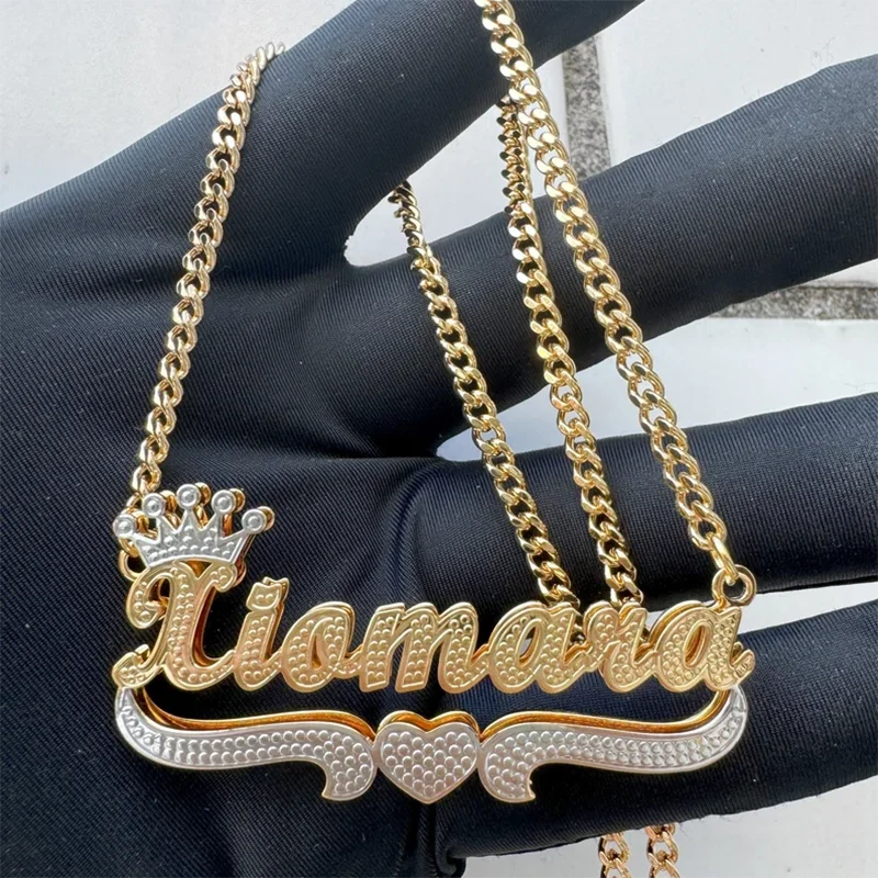 DHQH カスタマイズされた名前 3D ステンレス鋼のネックレスパーソナライズされた文字ネームプレートネックレスパーソナライズされた彼女への記念ギフト