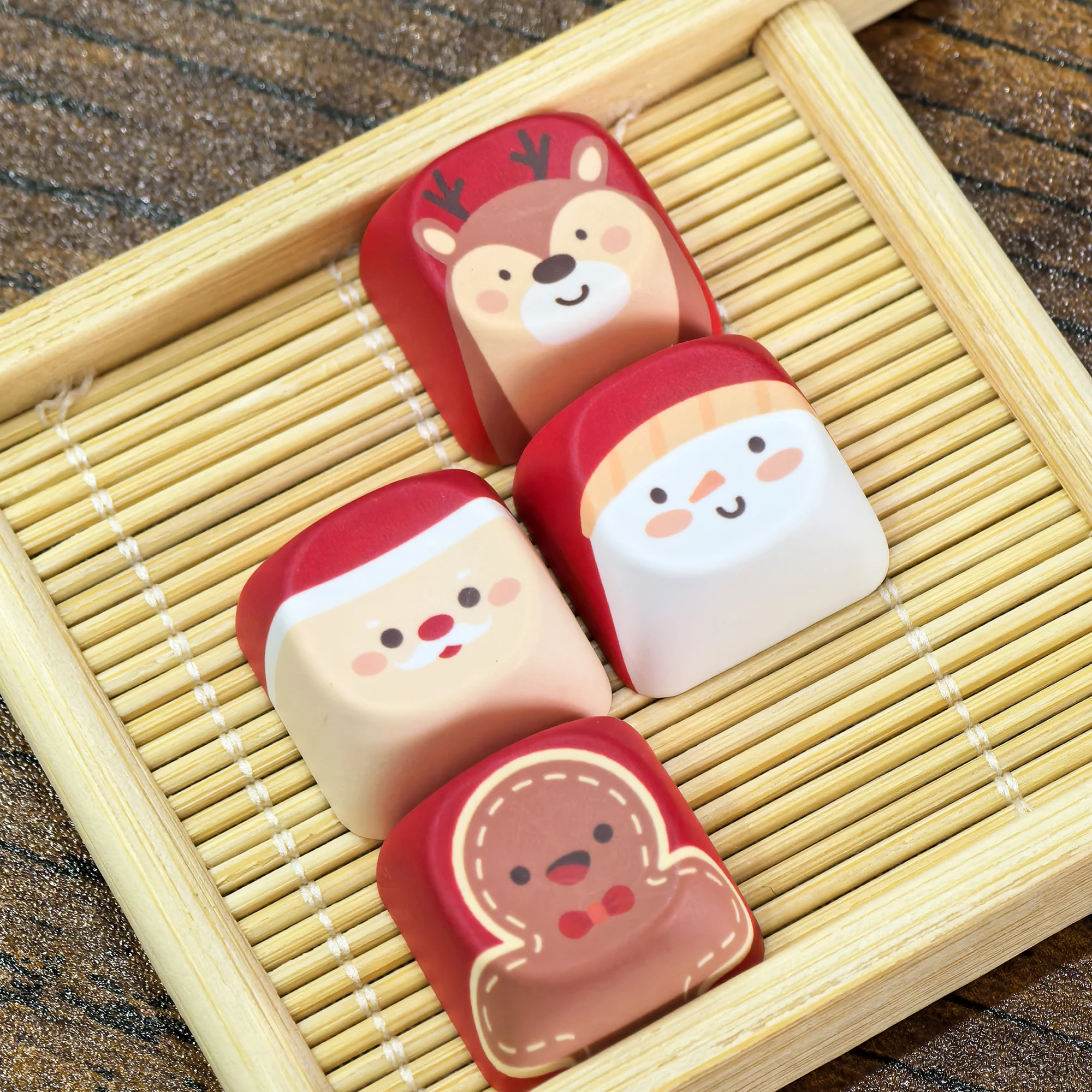 4 Stück Weihnachts-Tastenkappen, Elch, Weihnachtsmann, Schneemann, rot, niedlich, zusätzlicher Schlüssel, Richtungstaste, DIY, personalisierte Tastatur-Tastenkappen