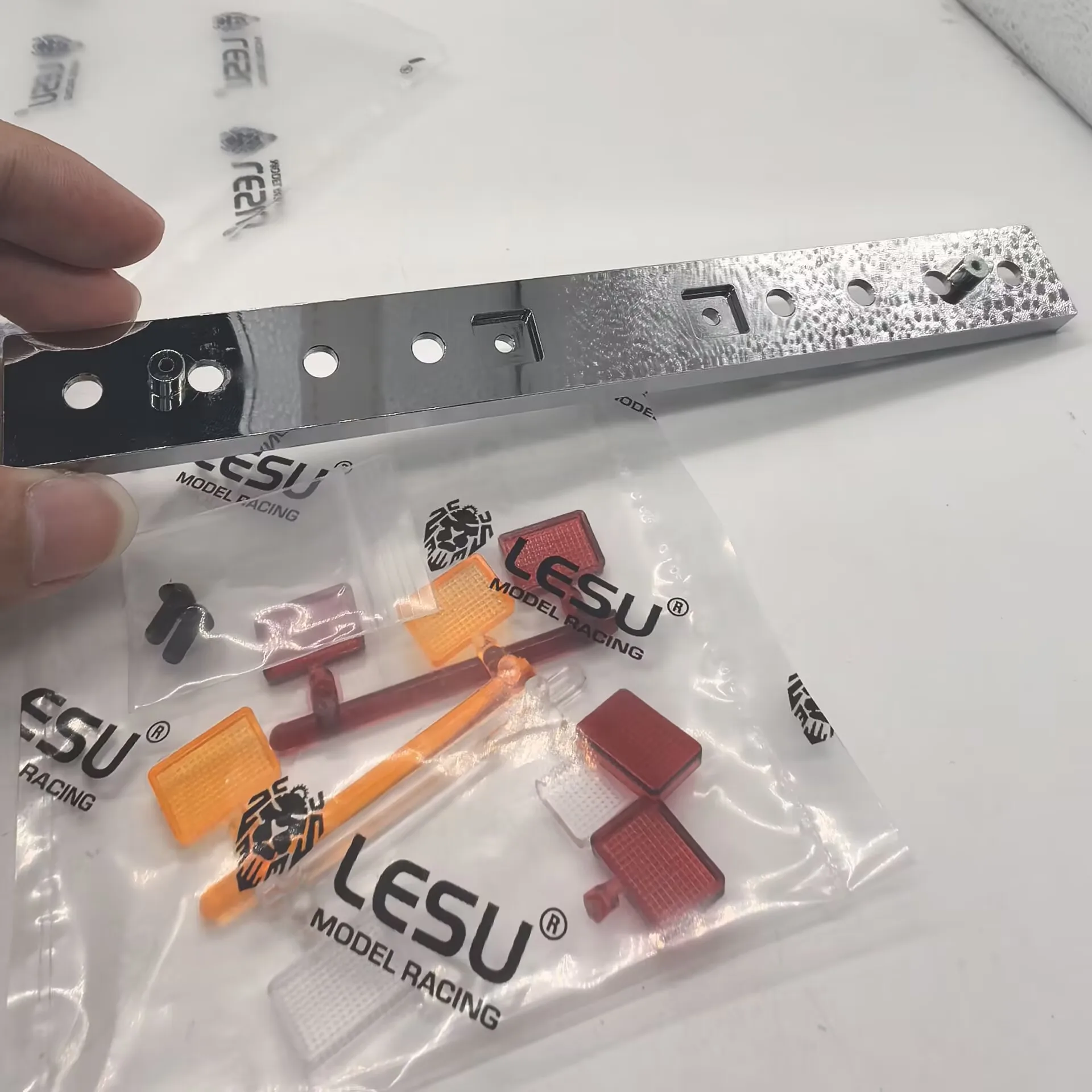 

LESU Metal Rear Bumper Taillight For 1/14 Tamiya King Hauler Globe Liner Grand Hauler RC Tractor Truck DIY Model RC Accessories