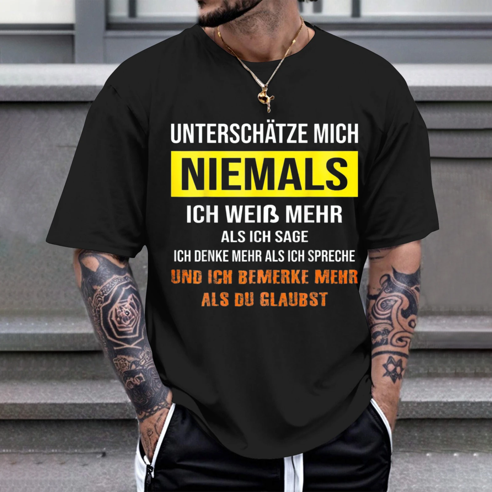 Herren-T-Shirt: Unterschätze mich niemals. Ich weiß mehr als ich sage, ich denke mehr als ich ausdrücke und ich merke mehr als du glaubst. Perfekt für Freizeitkleidung, Partys und Karnevalsoptfits.