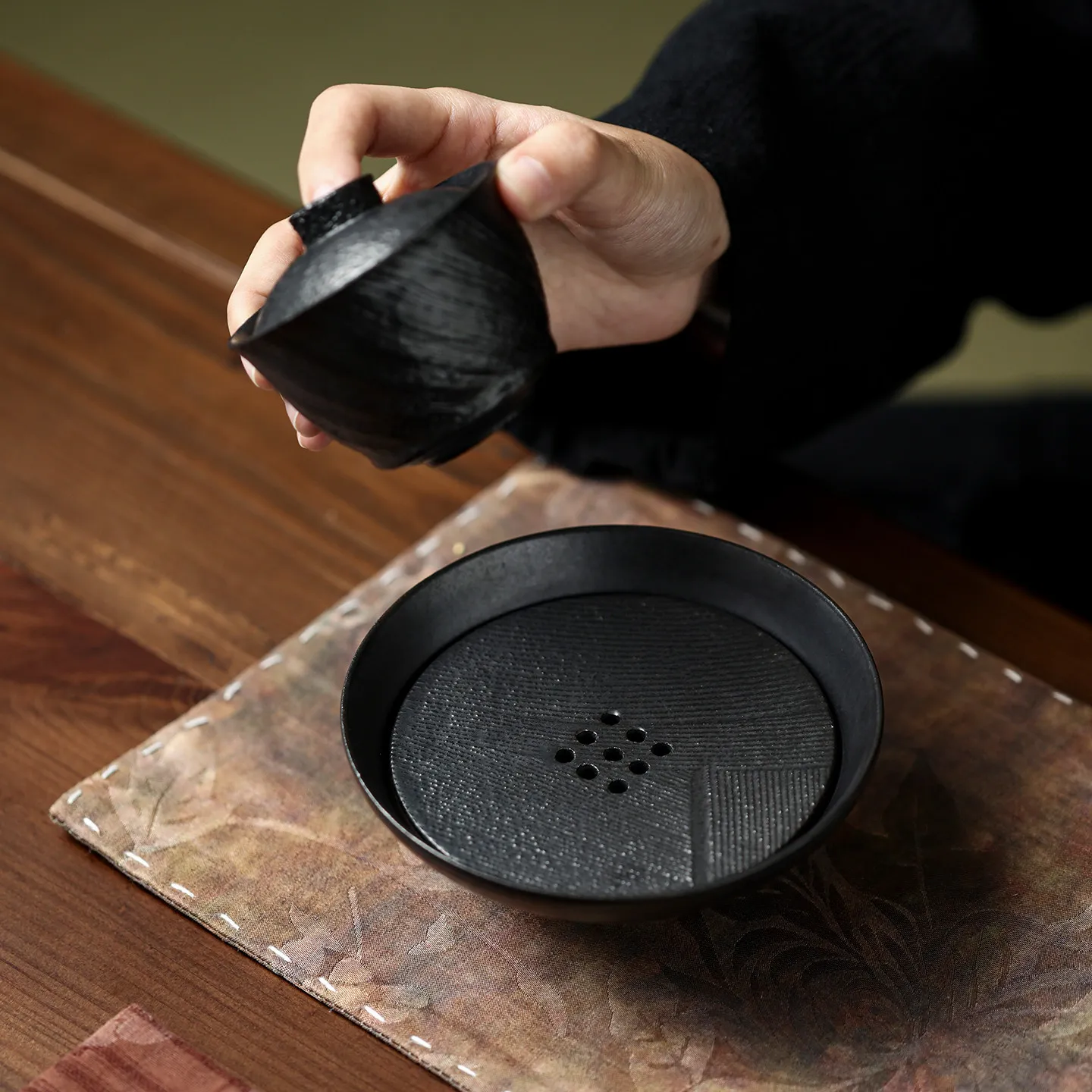 Black Glaze Wave Teapot Stand, Water Dry Brewing Tray and Pot Rest for Loose Tea Brewing and Tea Ceremony Use
