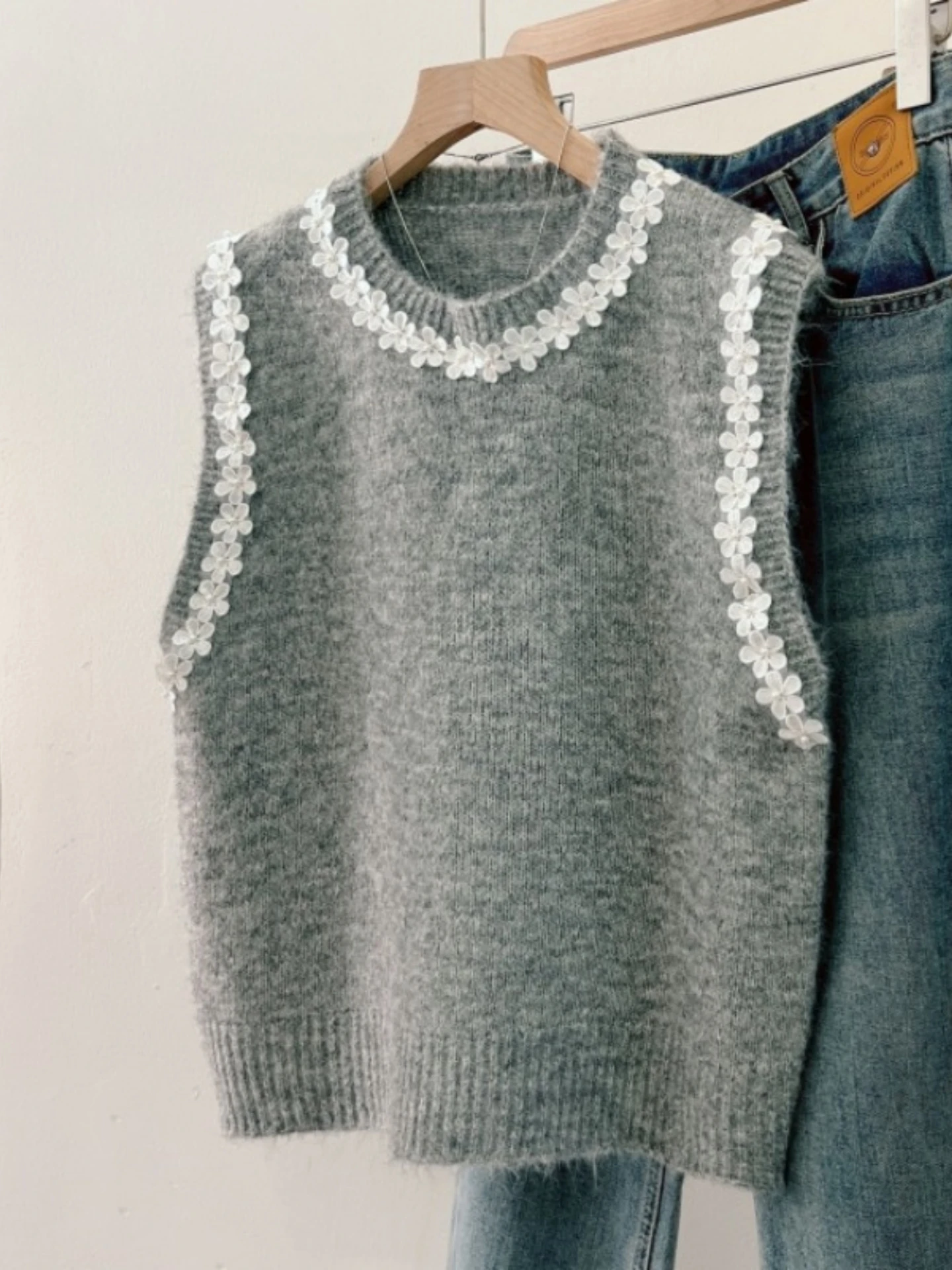 Knitted Short Vest Women's Outerwear Spring Autumn Large Size Micro Fat MM Slimming Top Layered Wear Knitted Flower Decoration