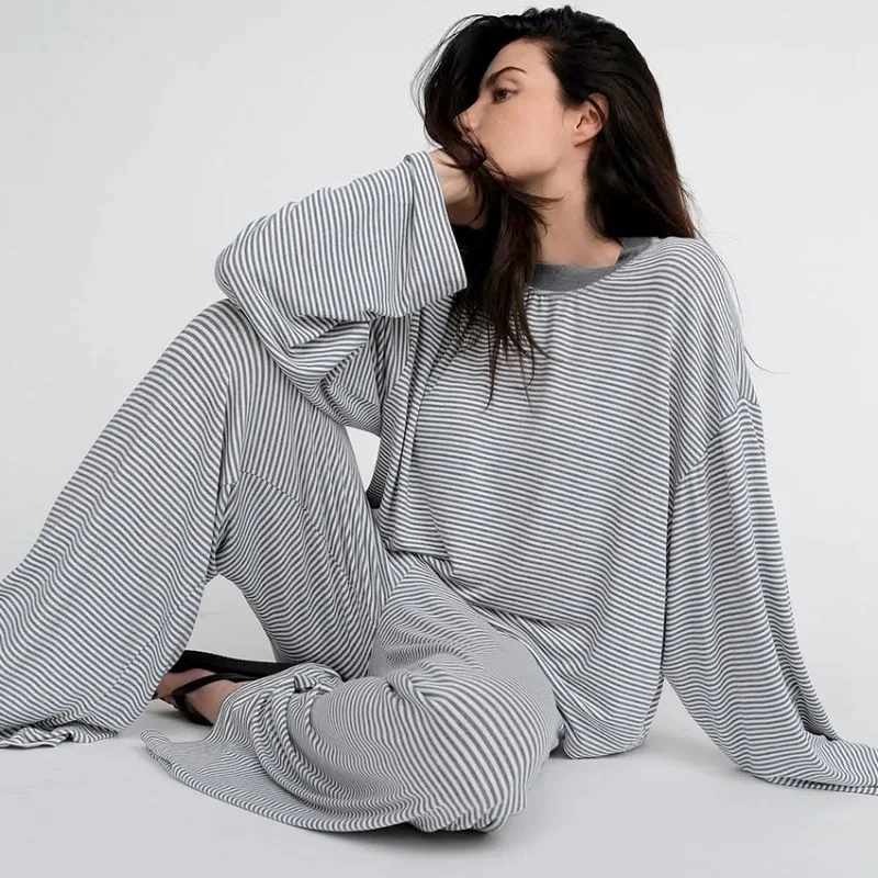 

Женский комплект пижам в полоску 2026 года: осенне-зимний, комфортный, с длинными рукавами, свободного кроя, брюки. Идеально подходит для дома и отдыха. Размер L.
