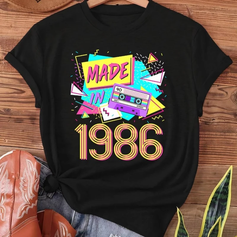 Women Fashion 80S - เสื้อยืดลายกราฟิกสไตล์เรโทรยุค 80 สำหรับผู้หญิงและผู้ชาย ผลิตปี 1986 ลายเทปคาสเซ็ต