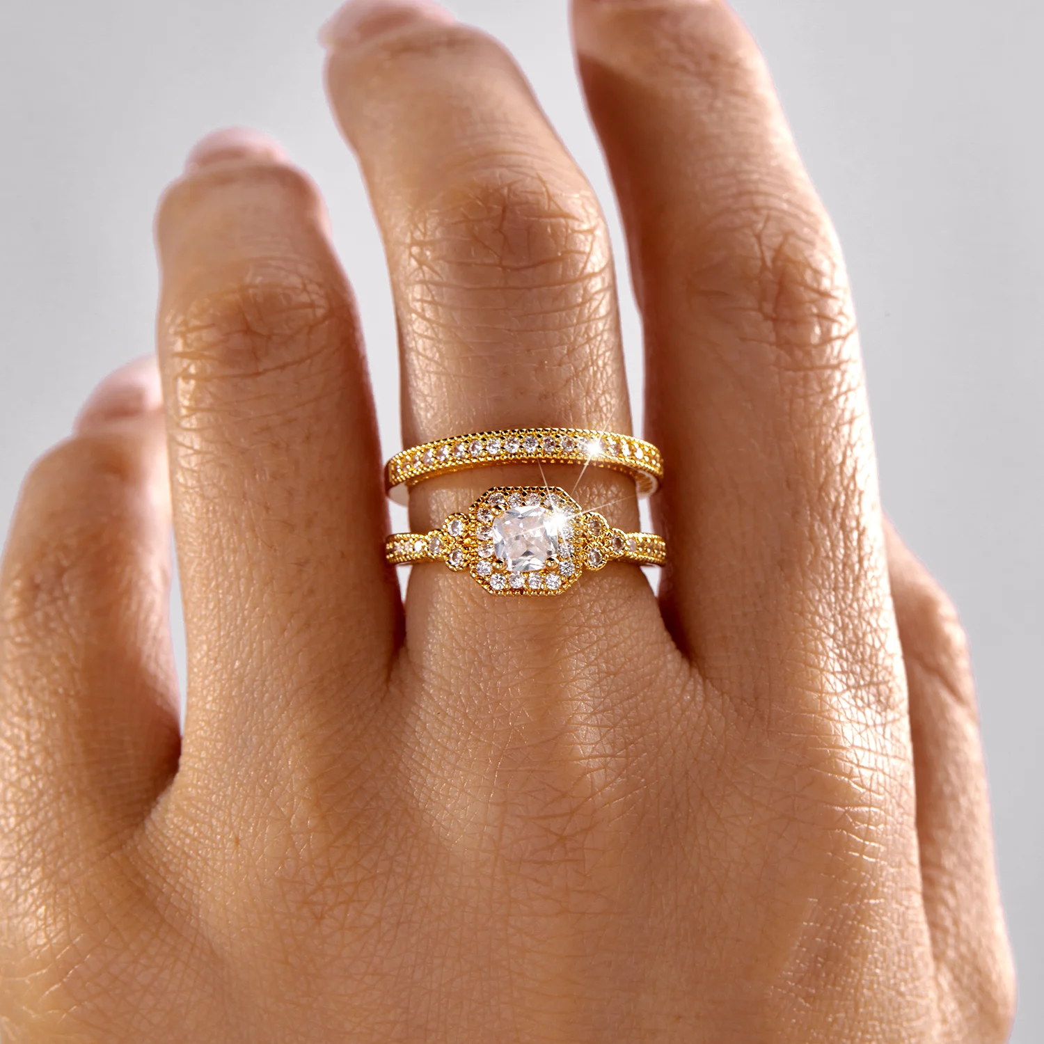 2-teiliges Reise-Ringset für Damen: Messing-Zirkon-Kissen-Halo-Verlobungsring-Alternative mit Pavé-Band – Sorgenfreier Schmuck – Detail 4