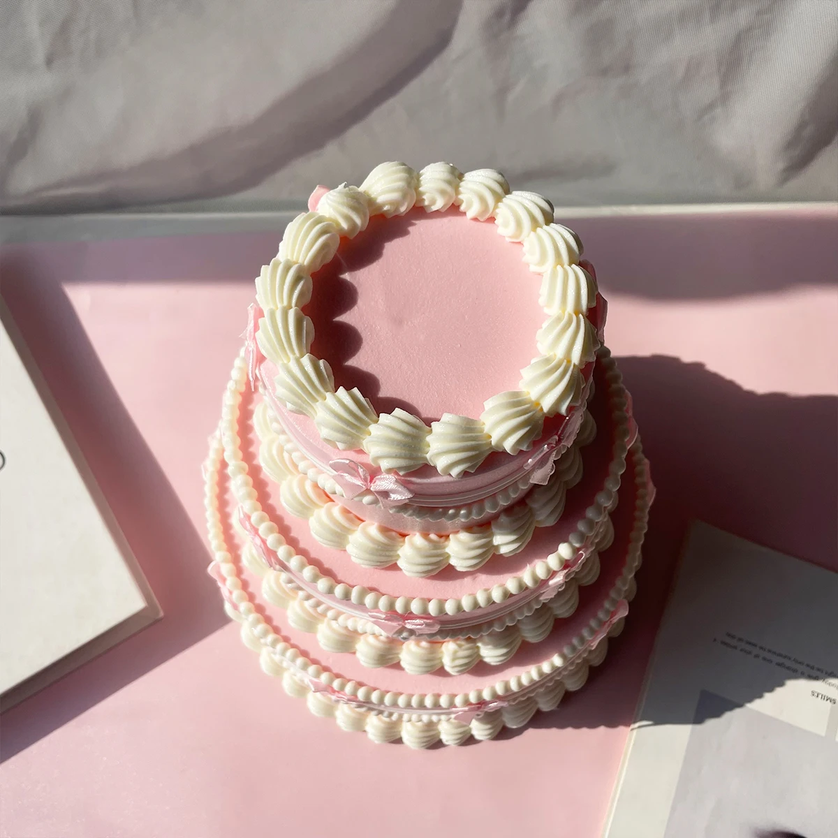 3-stöckiger rosa Kunstkuchen, 26 cm hoch, Vintage-Design mit Perlen und Schleifen, künstlicher Kuchen für Hochzeiten, Geburtstagsfeiern, Foto-Requisiten, Heimdekoration – Detail 8