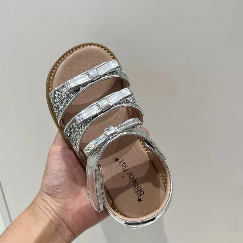 Mädchen Metallic-Leder-Sandalen mit süßer Schleife 2026 Neue Sommer-Kinder-Strandsandalen Rutschfeste Einfache Prinzessinnen-Party-Sandalen – Detail 6