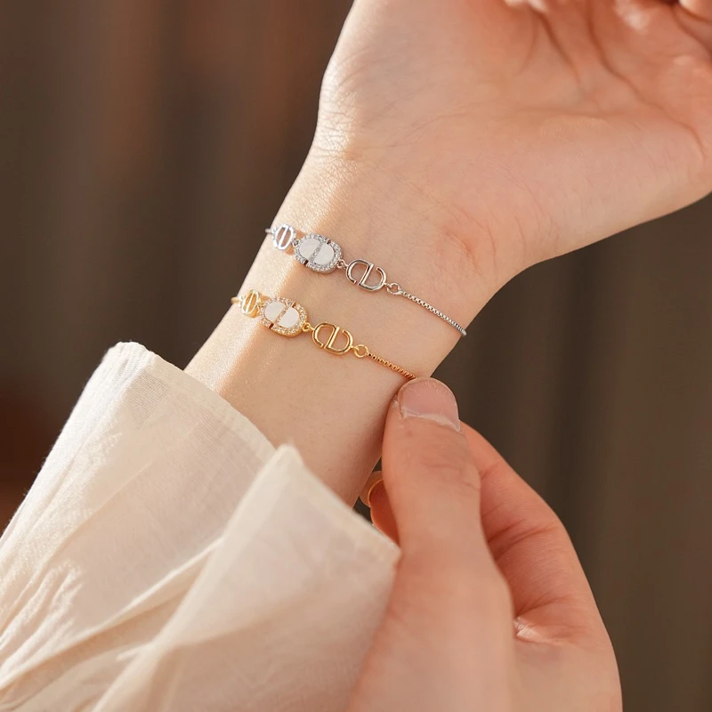 

Женский браслет с подвеской в виде буквы из французского циркона, ретро, легкий роскошный, высококачественный и нишевый аксессуар для банкетов и вечеринок