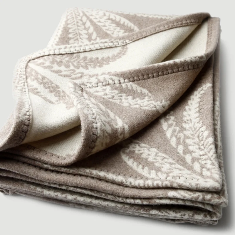 Geometric flower double-sided jacquard wool blanket with lambhair edging for home travel, warm sofa, nap blanket.
