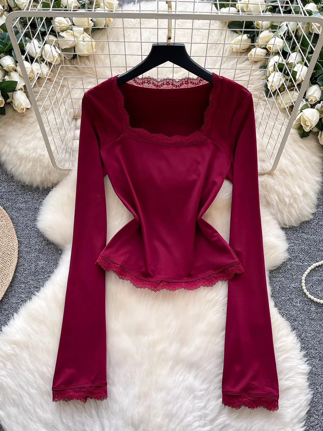 

Женская футболка с квадратным вырезом, длинными рукавами и кружевными вставками, приталенная, весенняя, стройнящая фигуру