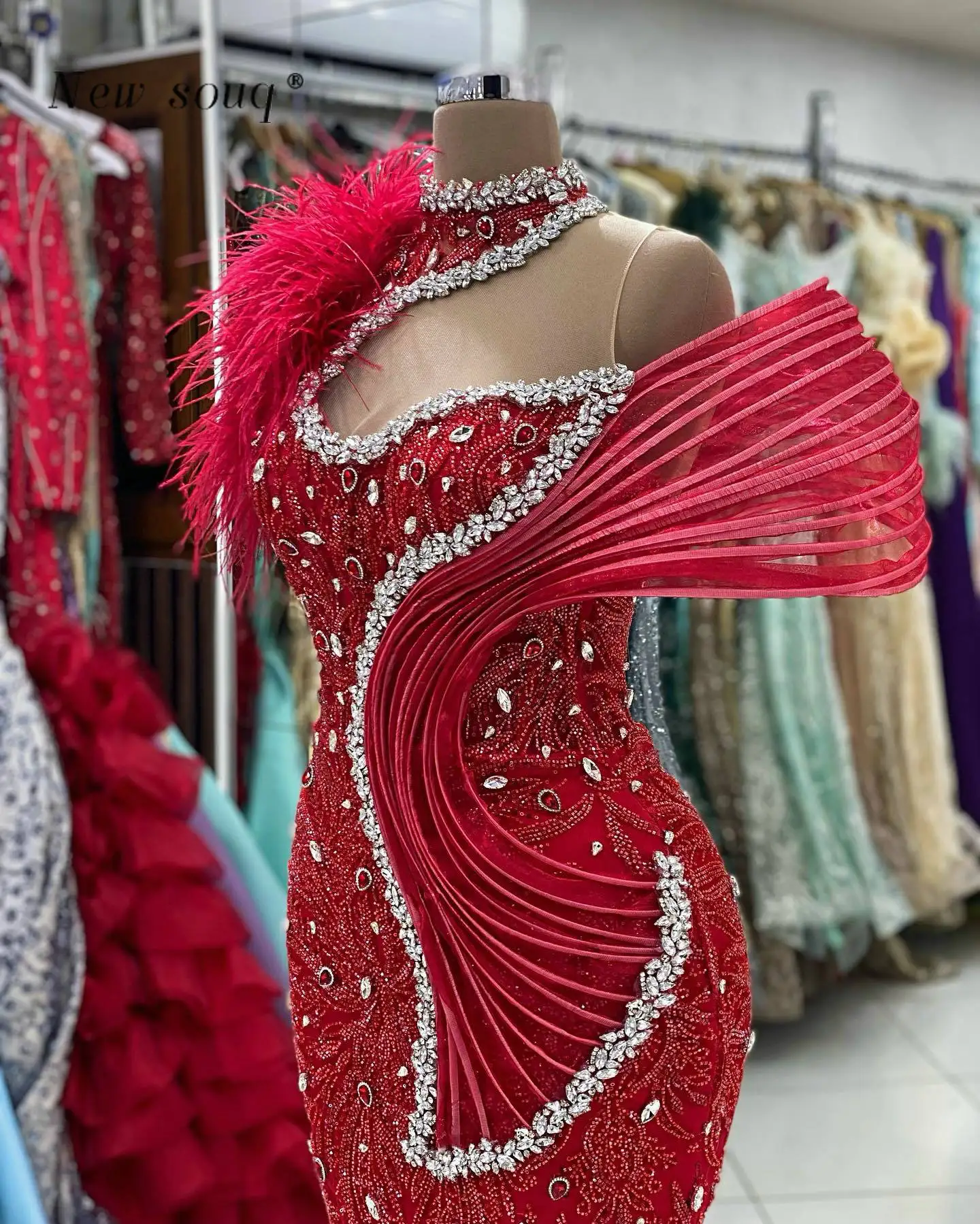 ชุดราตรีทรงเมอร์เมดสีแดงยาวประดับคริสตัลและขนนกหรูหราสำหรับงานแต่งงานและงานเลี้ยง