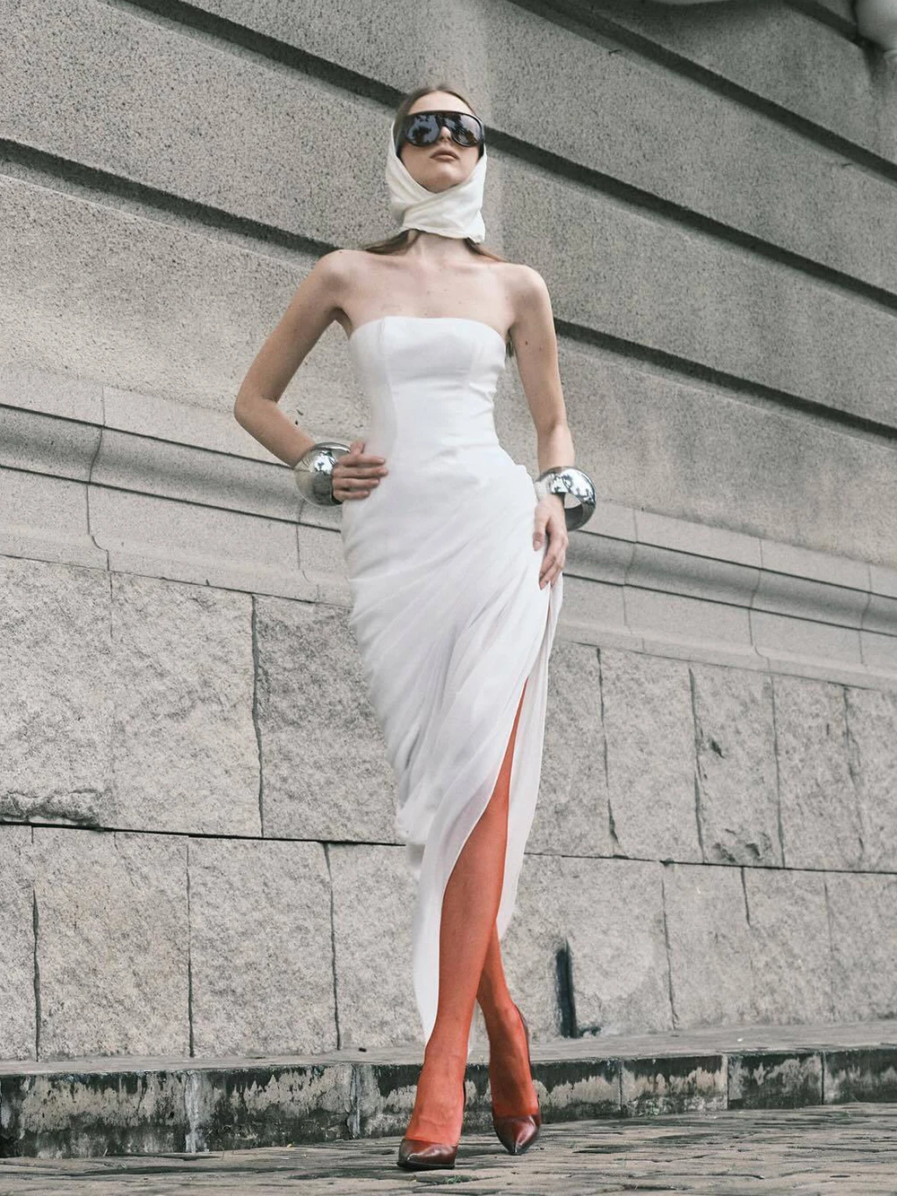 جديد 2025 الخريف والشتاء الأبيض حمالة قطري مطوي فستان المرأة الأوروبية والأمريكية مثير تنورة طويلة #4