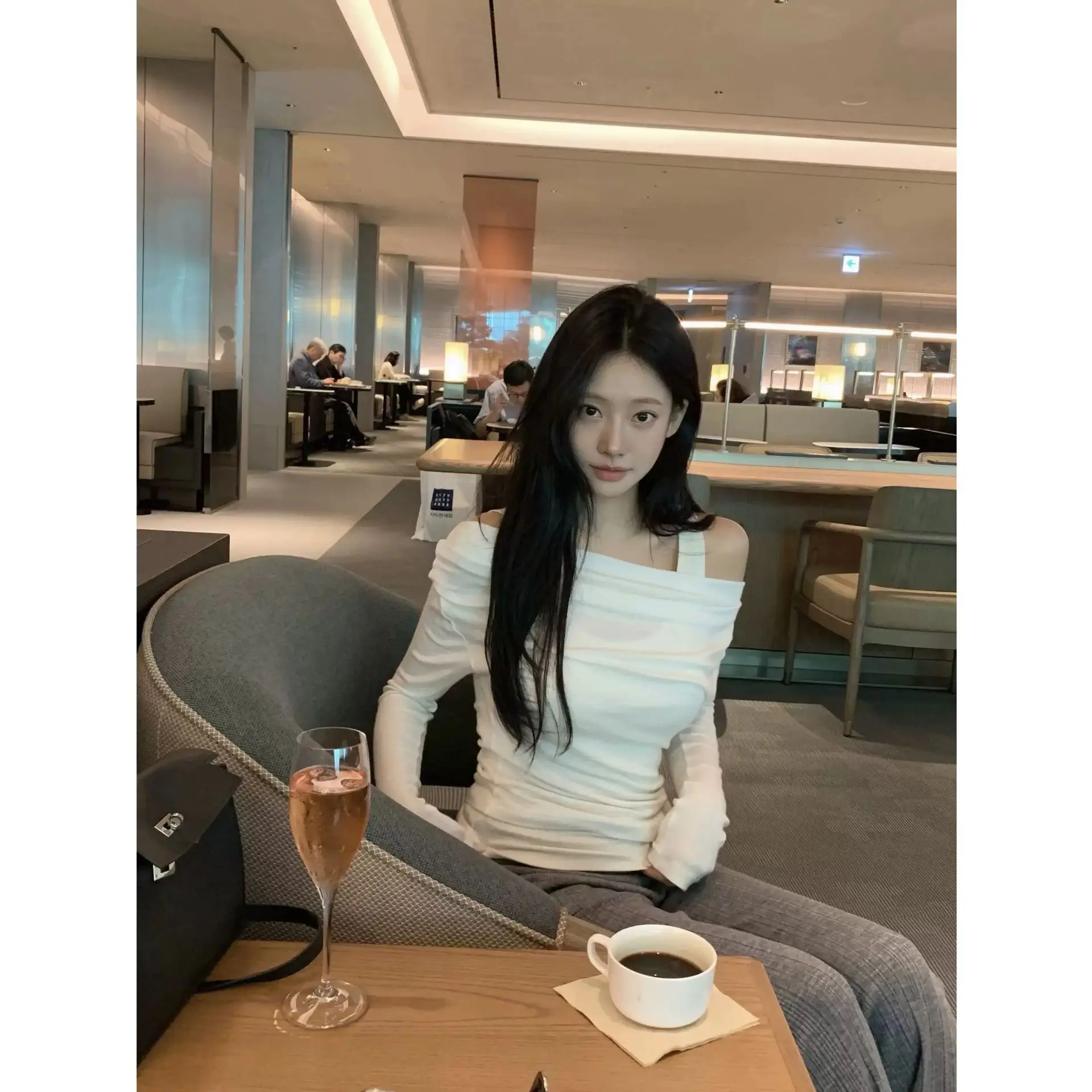 

Весна 2026: Новая коллекция Leds Pure Desire Philosophy – многослойная футболка с открытыми плечами и длинным рукавом в корейском стиле, прямого кроя, стандартная посадка.