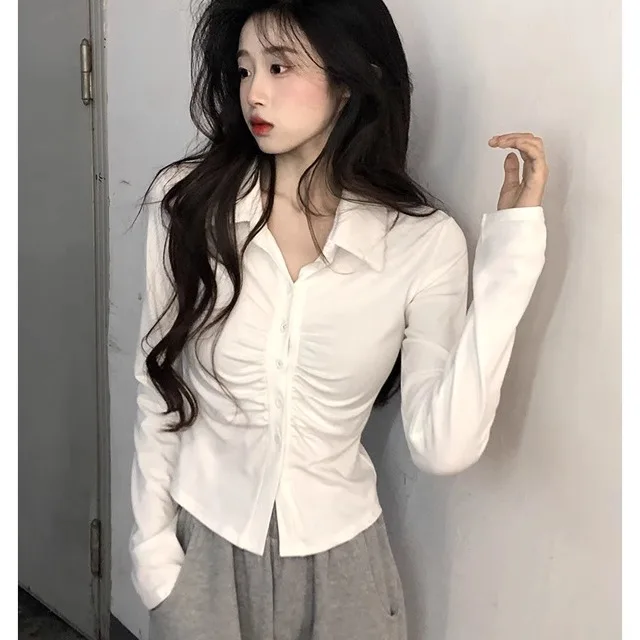 

Весна 2025: Женская модная длинная футболка с V-образным вырезом, облегающая, для повседневной носки, из тонкого материала, китайского производства, стандартной длины.