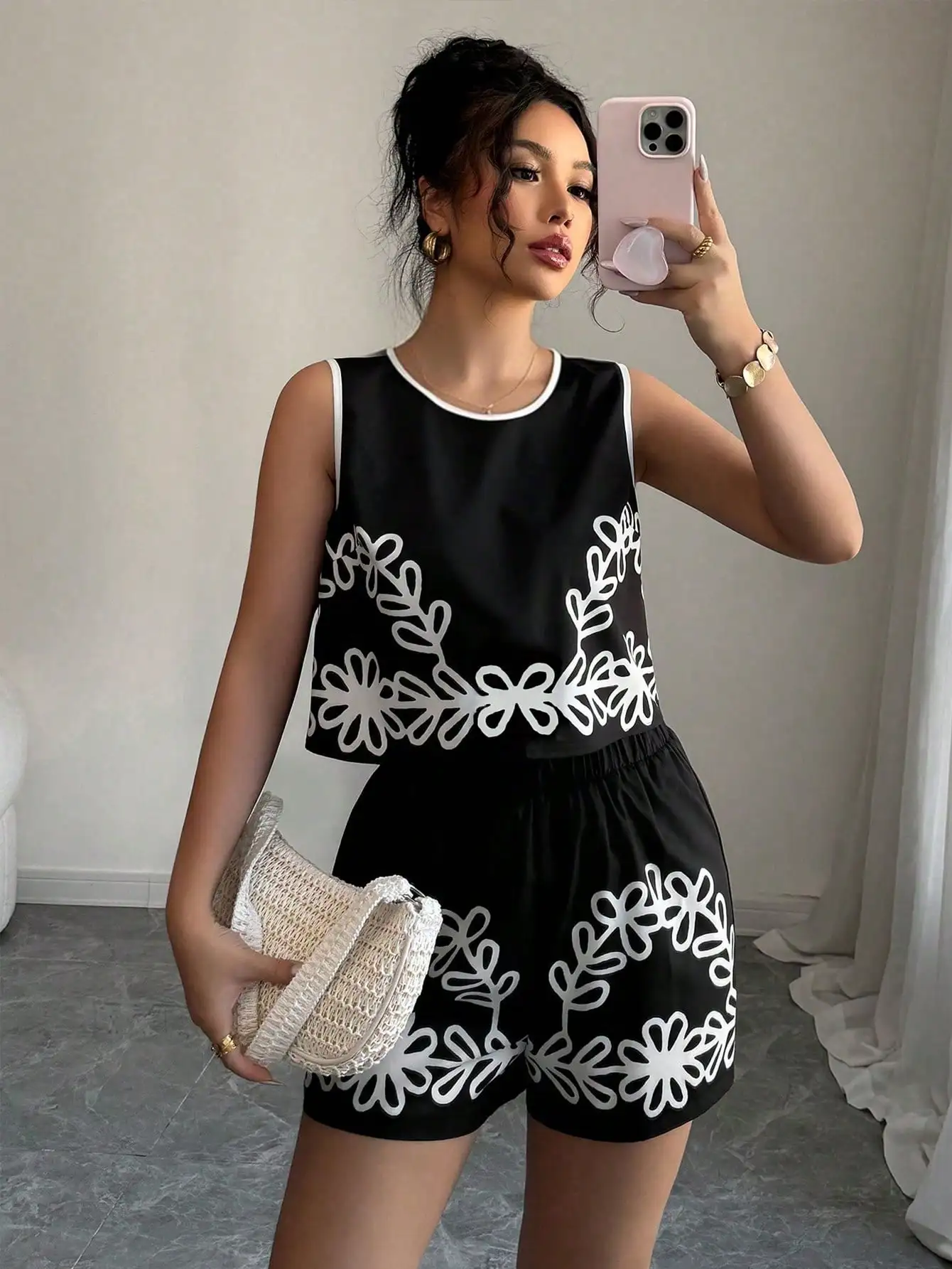 

Черно-белый комплект из топа без рукавов и шорт с цветочным принтом для летней повседневной одежды