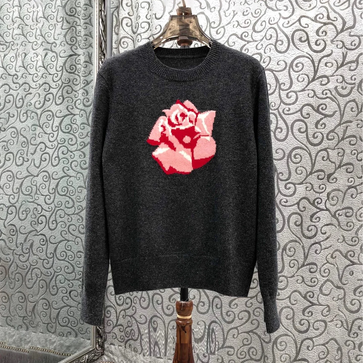 سترات جديدة عالية الجودة لعام 2026 بلوفرات ربيع الخريف للسيدات مطبوع عليها زهور حلوة وأكمام طويلة ناعمة محبوكة باللون البيج والرمادي #2