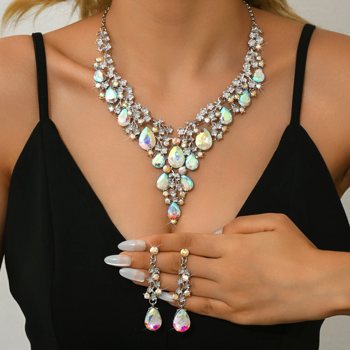 Edles Brautkleid mit Diamantbesatz, Prunkvolle Halskette, Ohrring-Set, Beliebtes Geschenk-Accessoire für Mädchen – Detail 17