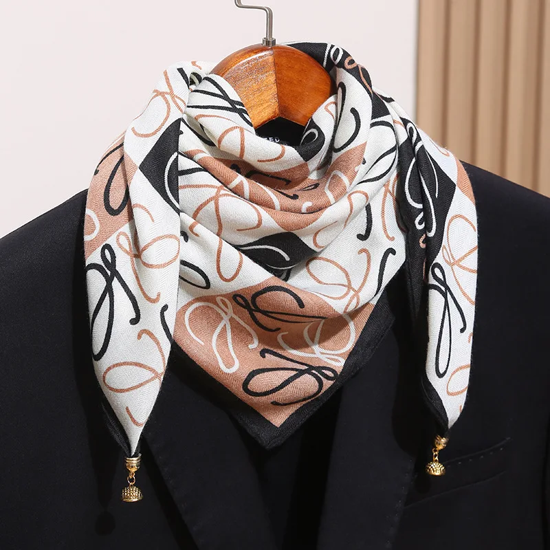 Элегантный треугольный шелковый шарф с магнитной застежкой: идеально подходит для зимы, тепла и универсальный.