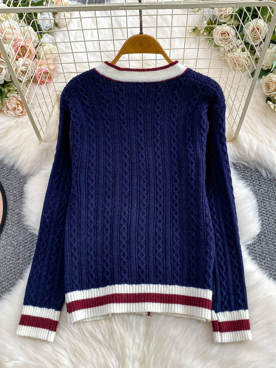 Ele V-ne محبوك سترة المرأة الحلو المطرزة تويست تصميم خفيفة الوزن زر واحد ملابس خارجية غير رسمية Faion