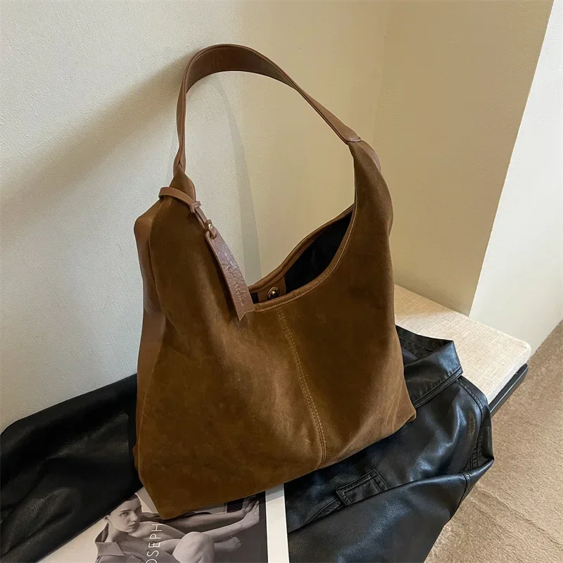 Retro Magnetic Buckle Bucket Bag Large Capacity Suede Suede Face Bag 2023 Casual Shoulder Commuter Handbags