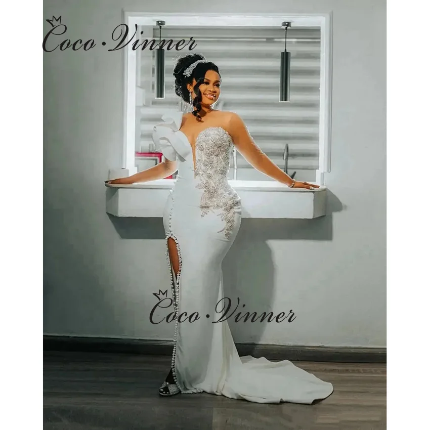 Abito da sposa a sirena moda monospalla personalizzato 2026 Abiti da sposa in raso sexy con spacco laterale con applicazioni in pizzo con perline W1443