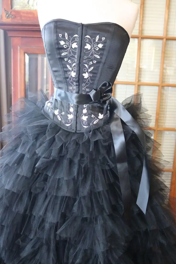 Schwarzes Hochzeits kleid Trubel Korsett Steampunk viktoria nischen Vampir Tüll gekräuselten Rock träger lose Stickerei Gothic Brautkleid