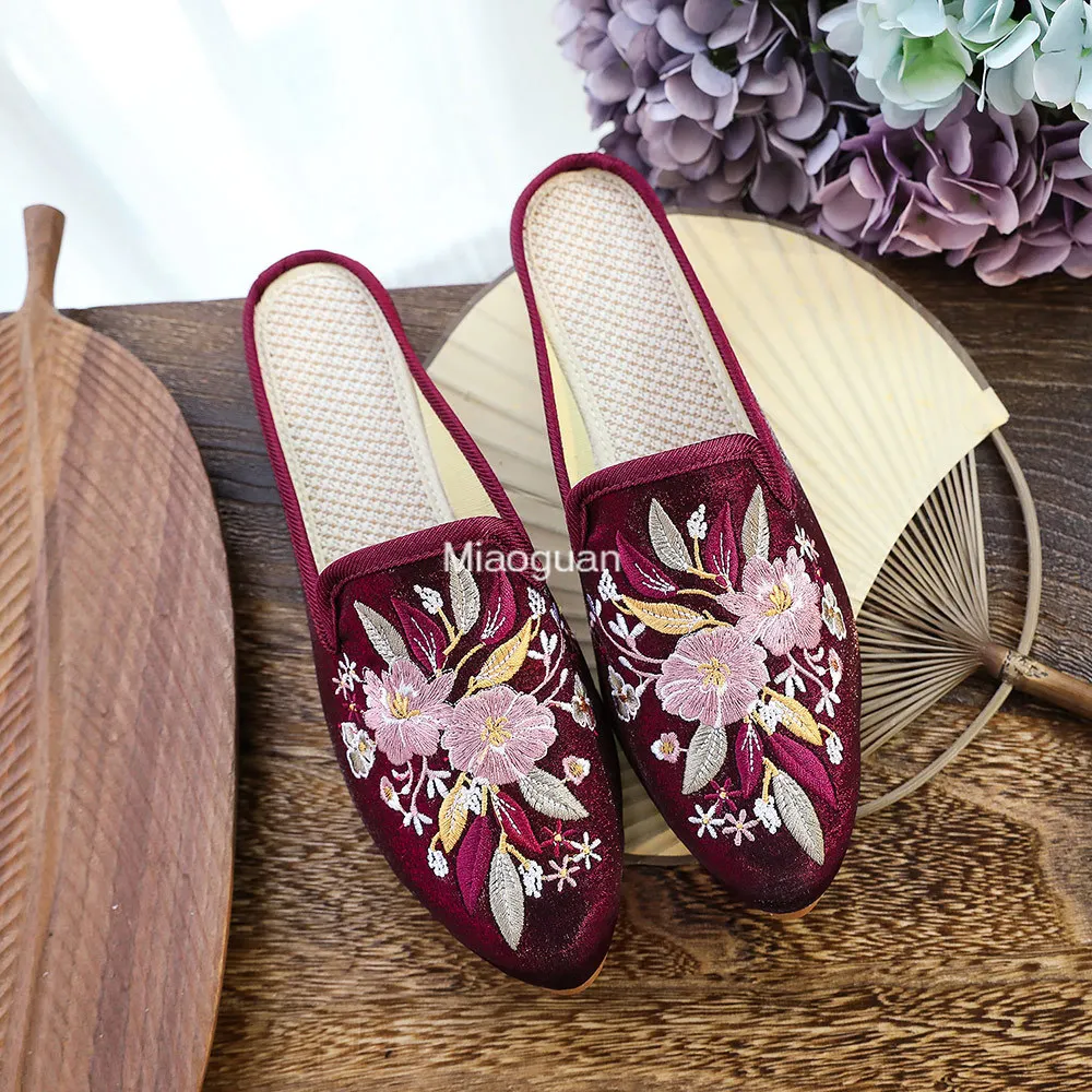 Autumn Slippers Velvet Coating Cotton Fabric Women\'s Pointed Toe Flats Mules Comfortable Slippers for Ladies Embroidered Shoes