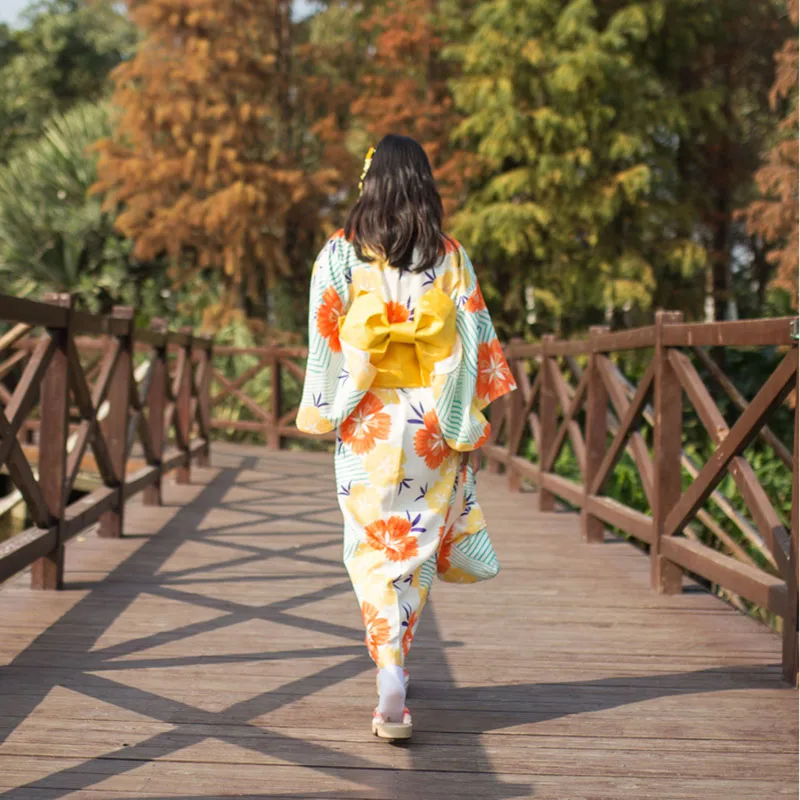 Jubah Kimono Tradisional Jepang Yukata Wanita Gaun Fotografi Kostum Cosplay Pakaian Vintage Motif Bunga Warna Kuning