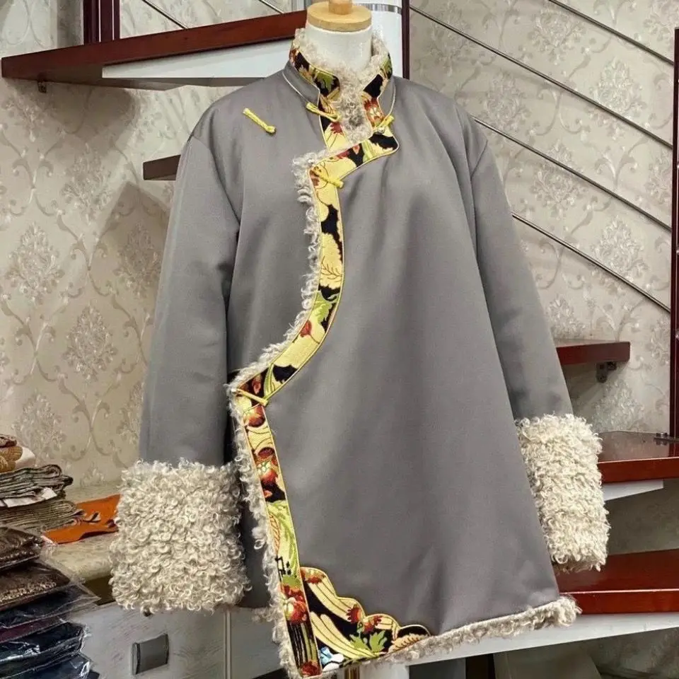 Sowohl tibetische Männer als auch Frauen haben die gleichen Winter-Baumwollkleidung und dicke tibetische Kleidung