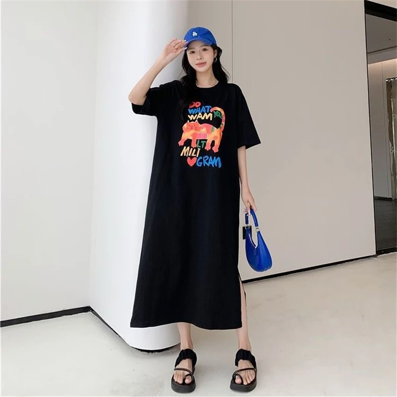 Sommer neue lose Seite geteilt faul T-Shirt Kleid über Knie mittellanges Kleid Cartoon Katze Brief druck lose schwarze Damen bekleidung