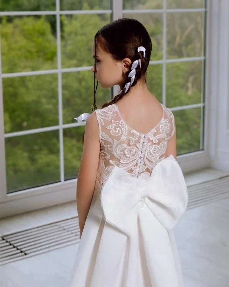 ホワイトフラワーガールドレス サテンフラワーガールドレス レース付き トレイン ジュニアブライドメイド キッズベビードレス 女の子用ページェントドレス