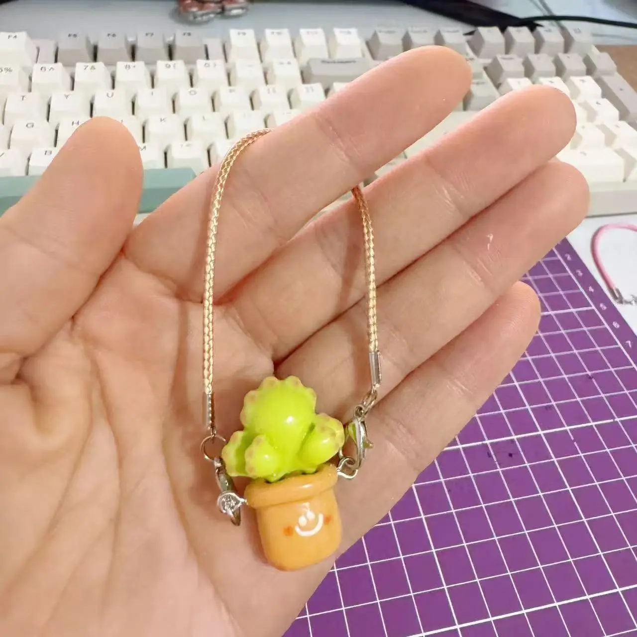 귀여운 만화 미니어처 물컵 펜던트 참 장식품 인형 목걸이 장식용 귀여운 미니 우유병 모델 플러시 인형 액세서리