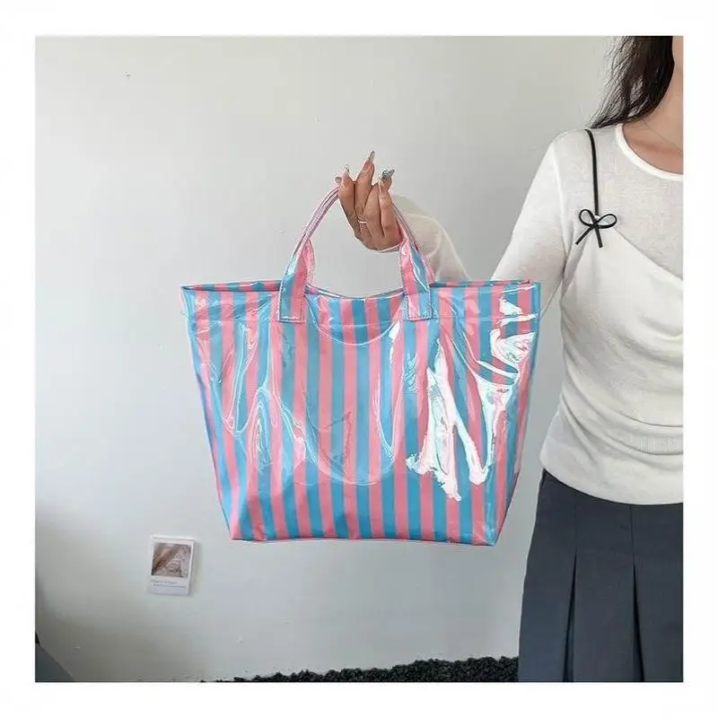 Diese wasserfeste PVC-Tragetasche verfügt über ein rosa-blau gestreiftes Design, ein großes Fassungsvermögen und eignet sich für Strand-Einkäufe. – Detail 20