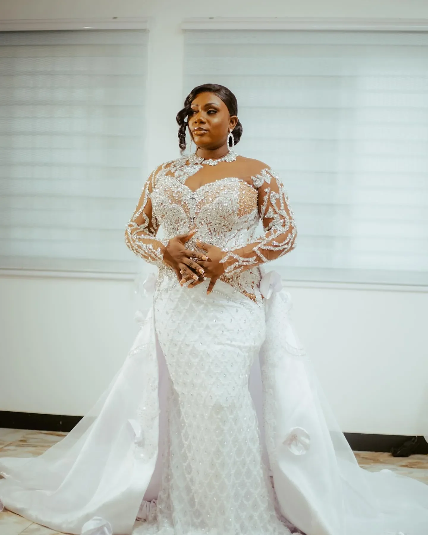 Customized High Collar Sparkly Crystals Beads Luxury  Wedding Dress  Vestidos Noivas Plus Size  Full Sleeve  Formal Bridal Gown